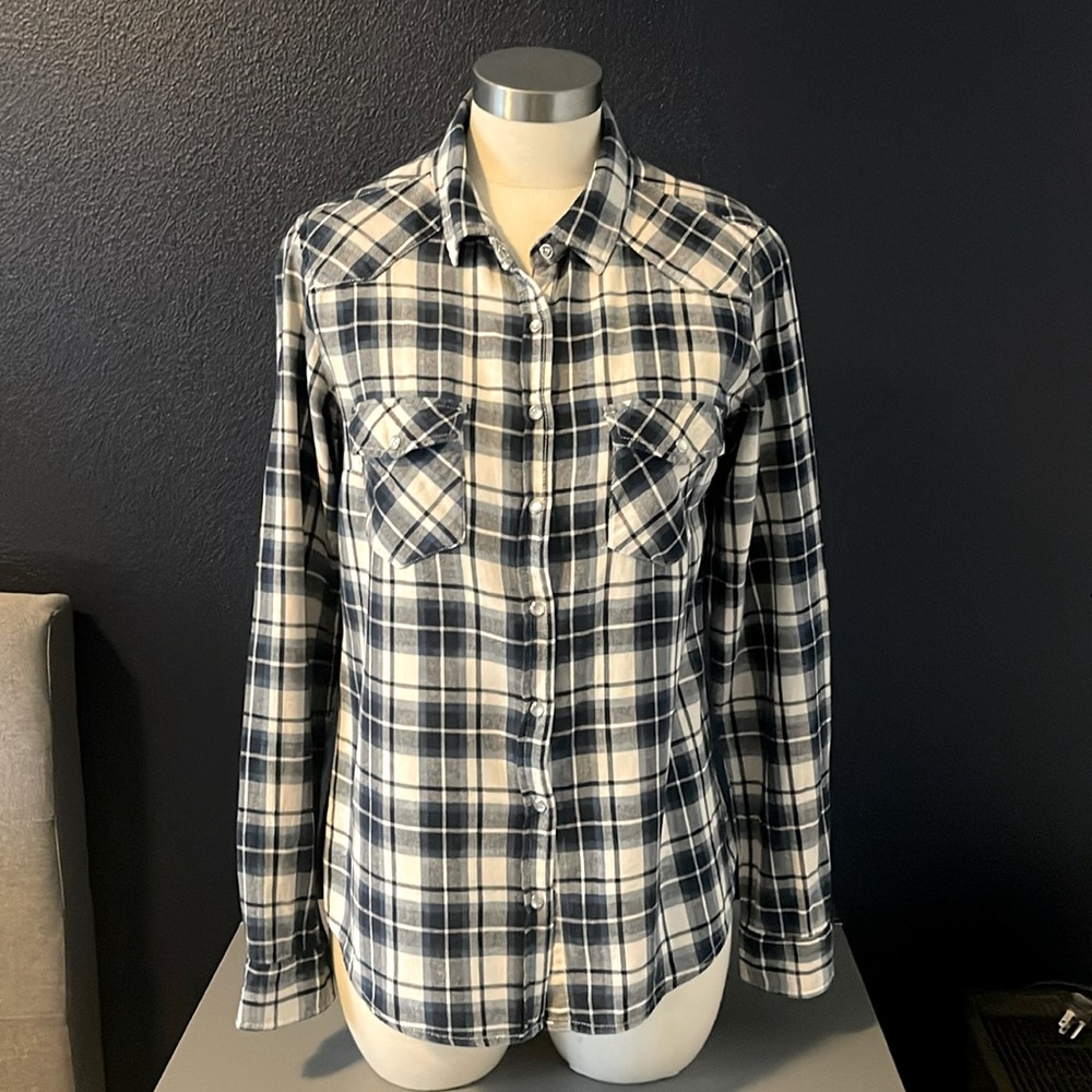 Light weight button down (snaps) shirt.Navy blue and cream colors.
